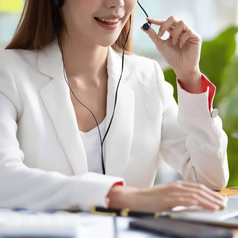 Femme au standard de Scodeller répondant aux appels.